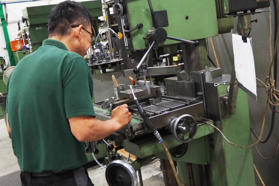 Montering komplex tillverkning. Mekanisk verkstad i Västerås